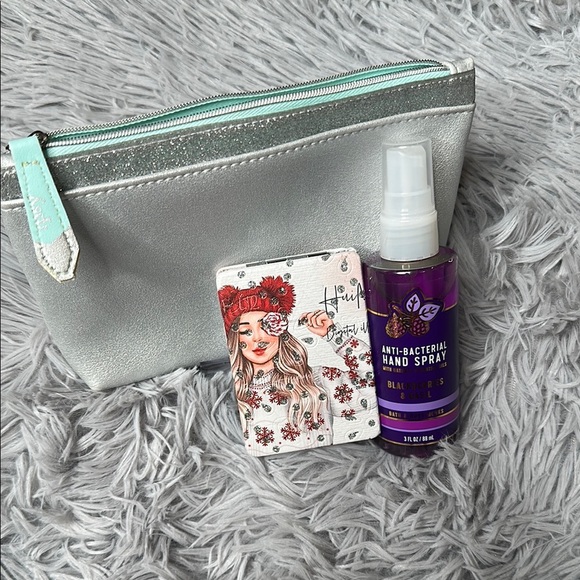 IPSY Silver Cosmetic Bag & BBW Blackberry Basil AntiBac Hand Spray & Fun Compact - Picture 4 of 9